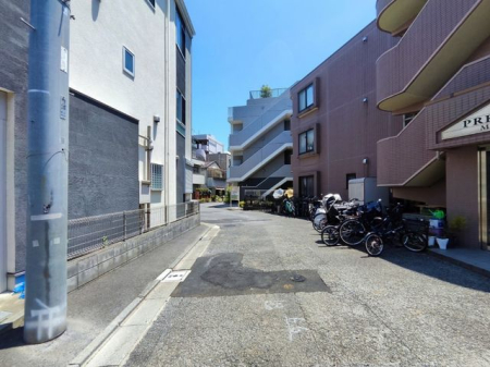 現地外観写真　学区は小中学校一貫校「渋谷本町学園」です。